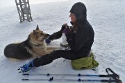 49 Pranzetto al sacco sulla neve alla croce di vetta del Grem (2049 m)